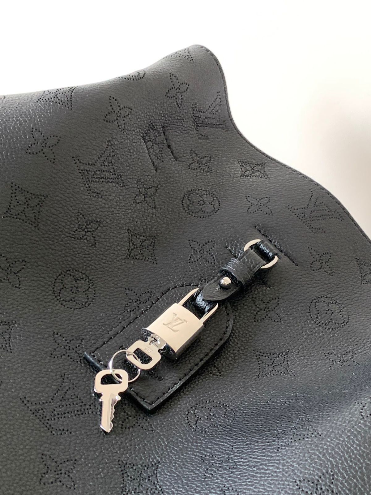 Boundless Mahina Leather - Handbags M13179 | LV - Image 3